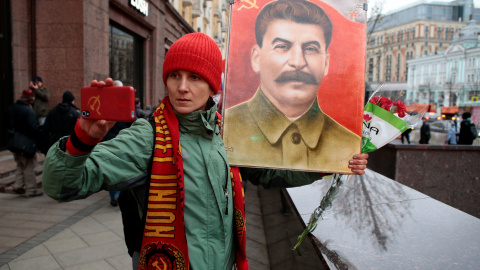 Uno de los manifestantes porta la imagen de Stalin. /REUTERS