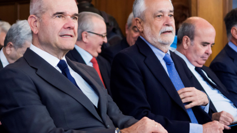 El expresidente del Gobierno andaluz socialista, Antonio Griñán, junto al también expresidente durante 19 años, Manuel Chaves. EFE