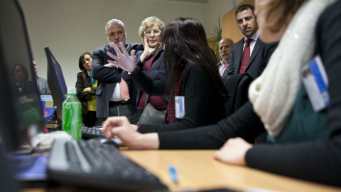 La alcaldesa de Madrid, Manuela Carmena, visita un centro de llamadas de una de las empresas concesionarias del Servicio de Teleasistencia, en una imagen de archivo de 2016. MADRID