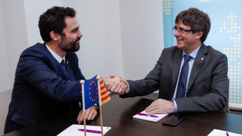 Carles Puigdemont con el president del Parlament, Roger Torrent, en su encuentro en Bruselas de este miércoles. REUTERS/Yves Herman