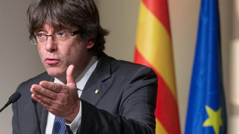 El president de la Generalitat, Carles Puigdemont, en l'acte amb alcaldes sobiranistes a Brussel·les. EFE