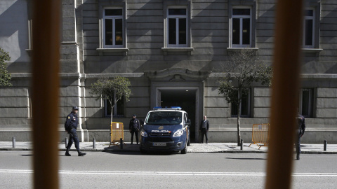 Un furgón policial a su salida del Tribunal Supremo, donde hoy el juez Pablo Llarena ha citado al exvicepresidente de la Generalitat Oriol Junqueras. EFE