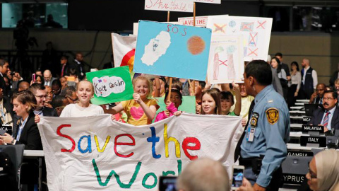 Varios niños muestran pancartas durante la inauguración de la Conferencia sobre el Cambio Climático de la ONU COP23 en Bonn (Alemania) .EFE