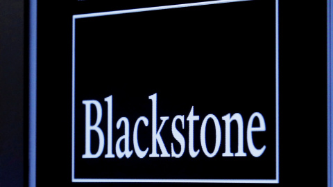 El logo del fondo Blackstone, en un monitor en la bBolsa de Nueva York (NYSE, según sus siglas en inglés). REUTERS/Brendan McDermid