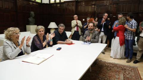 Manuela Carmena en la firma del acuerdo sobre la clasificación y ordenación del personal laboral del Ayuntamiento de Madrid y sus organismos autonómicos. DIARIO DE MADRID