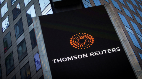 El logo de Thomson Reuters, en la sede de la compañía en  Times Square, en Nueva York. REUTERS/Carlo Allegri