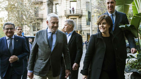 La vicepresidenta del Gobierno, Soraya Sáenz de Santamaría, y el candidato del PPC a la presidencia de la Generalitat, Xavier García Albiol, acompañados del delegado del Gobierno en Catalunya Enric Millo. - EFE