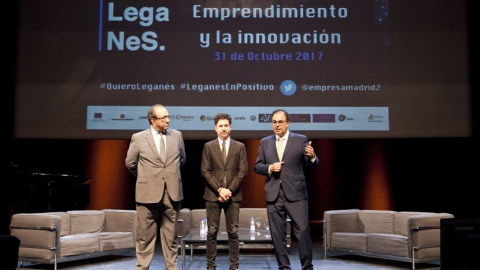 De izquierda a derecha: el presidente de la Unión Empresarial de Leganés (UNELE), Augusto Fuentes; el concejal de Desarrollo Local y Empleo de Leganés, Rubén Bejarano; y el alcalde de Leganés, Santiago Llorente, en la clausura del Congreso ’People 