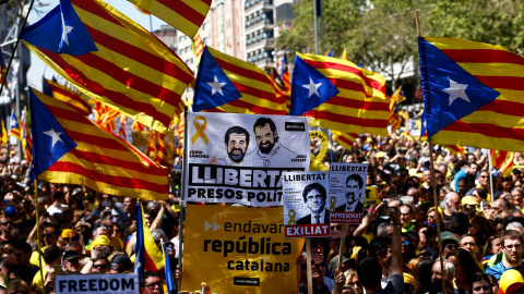 Manifestación con el lema "Por los derechos y las libertades, por la democracia y la cohesión, os queremos en casa", coincidiendo con los 6 meses del ingreso en prisión de Jordi Cuixart (Ómnium) y Jordi Sánchez (exANC). EFE