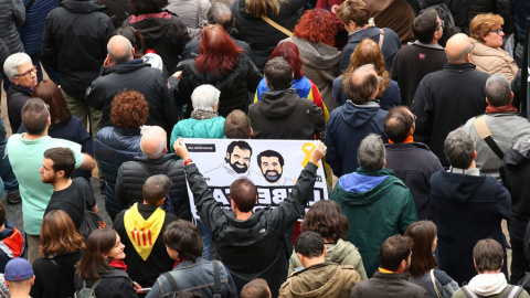 Miles de personas se manifiestan en la Plaza de Sant Jaume. REUTERS/Albert Gea