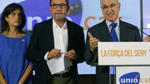 El presidente de UDC, Josep Antoni Duran i Lleida, acompañado por Ramón Espadaler y Montserrat Surroca, durante la rueda de prensa ofrecida para valorar los resultados de la formación tras las elecciones catalanas. EFE/Susanna Sáez.