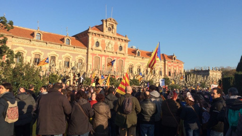 Manifestants a les portes de la seu del Parlament de Catalunya  / J.M.