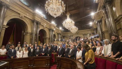 Minuto de silencio en el Parlament catalán.EFE/Marta Pérez