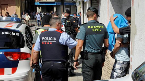 Mossos i Guàrdia Civil en la detenció de Ripoll d'aquest divendres. EFE/Robin Townsend