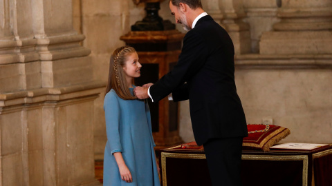 El Rey impone un lazo representativo  Rel Toisón de Oro a la princesa de Asturias