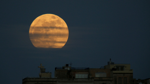 Superluna en Pieta (Malta)./ REUTERS