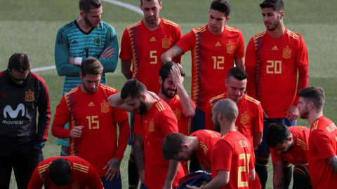 El jugador Marc Bartra bromea con Isco, mientras se preparan para posar con las nuevas equipaciones. REUTERS/Susana Vera