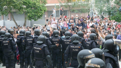 Cargas policiales durante el 1-O. /EFE