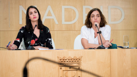 La portavoz del Ayuntamiento de Madrid, Rita Maestre (i), junto a la delegada de Políticas de Género y Diversidad, Celia Mayer (d), durante la rueda de prensa que han ofrecido tras la reunión de la Junta de Gobierno. EFE/Luca Piergiovanni