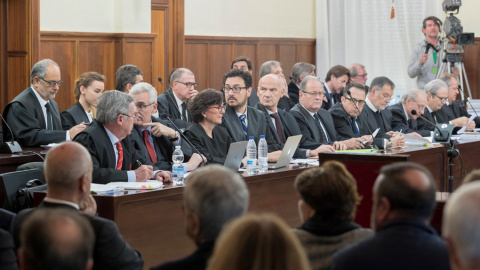 La defensa de los 22 ex altos cargos de la Junta de Andalucía, acusados de prevaricación, malversación y asociación ilícita en la pieza política del caso ERE, en la Audiencia de Sevilla. EFE/Julio Muñoz