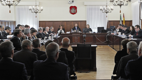 Sala de la Audiencia de Sevilla donde se celebra el juicio  de la pieza política de los ERE, en el que están imputados 22 ex altos cargos de la Junta de Andalucía, entre ellos los expresidentes socialistas Manuel Chaves y José Antonio Griñán. EFE