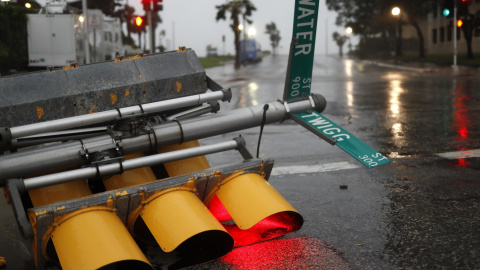 Un semáforo caído debido al temporal del Huracán Harvey en Texas.REUTERS/Adress Latif