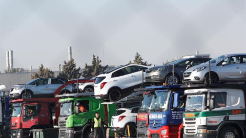 Camiones cargados de vehículos en la factoría de Opel en Figueruelas, Zaragoza. EFE