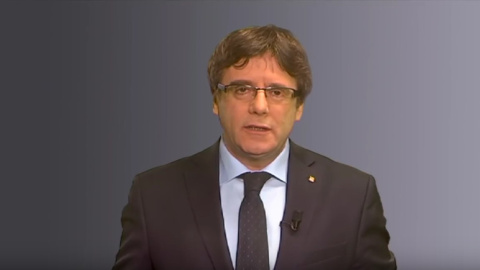 El president cessat de la Generalitat, Carles Puigdemont, en el vídeo que ha difós aquest dimarts a les xarxes socials.