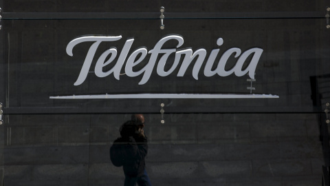 El reflejo de un viandante en el cristal del escaparate de una tienda de Telefónica en la sede de la Gran Vía madrileña. REUTERS/Sergio Perez