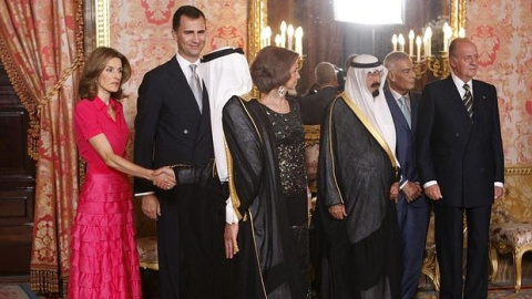 Don Felipe y Doña Letizia reciben junto a Don Juan Carlos y a Doña Sofía en el Palacio Real al Rey Abdalá de Arabia SaudÍ / EFE