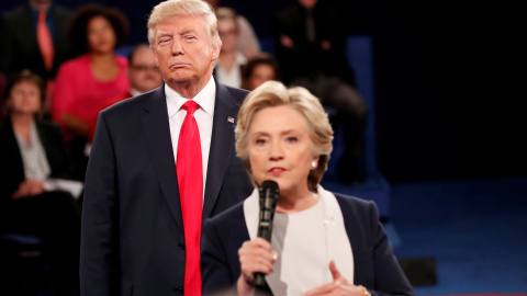 Donald Trump y Hillary Clinton, en uno de sus debates durante la campaña de las presidenciales de EEUU. REUTERS/Rick Wilking