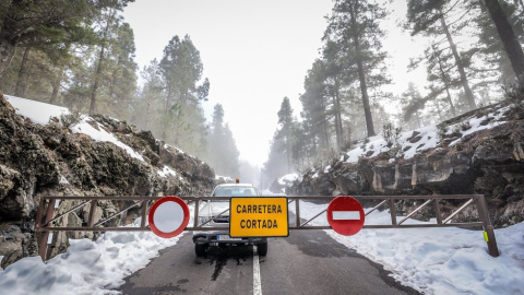 La carretera de acceso al Teide cortada por presencia de hielo en la calzada. . / Europa Press