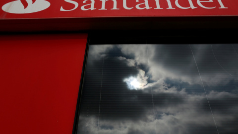 Las nubes se reflejan en la ventana de una sucursal del Banco Santander en Sevilla. REUTERS/Marcelo del Pozo