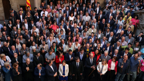 Puigdemont y Colau reciben a los más de 700 alcaldes citados por la fiscalía por apoyar el referéndum de 1 de octubre./REUTERS