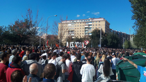 Numerosas personas apoyan, pidiendo "Justicia" y diciendo que "no es terrorismo" lo que ocurrió en Altsasu. / POD. PAMPLONA