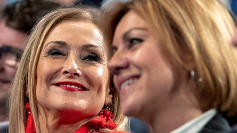 La presidenta de la Comunidad de Madrid, Cristina Cifuentes, y la secretaria general del PP, María Dolores de Cospedal durante la Convención Nacional del PP en Sevilla. EFE/Julio Muñoz