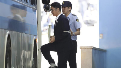 El heredero del grupo Samsung, Lee Jae-yong, abandona el Tribunal del Distrito Central de Seúl conducido por un policía tras ser condenado. | CHUNG SUNG-JUN (EFE)