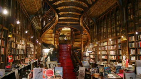 La llibreria Lello, a Porto, va inspirar J. K. Rowling per descriure el Col·legi Hogwarts de la saga Harry Potter.