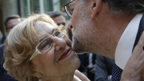 El presidente del Gobierno, Mariano Rajoy, saluda a la alcaldesa de Madrid, Manuela Carmena.- EFE