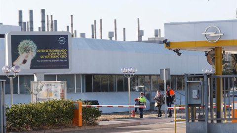 Entrada de la factoría de Opel en Figueruelas. EFE/JAVIER BELVER