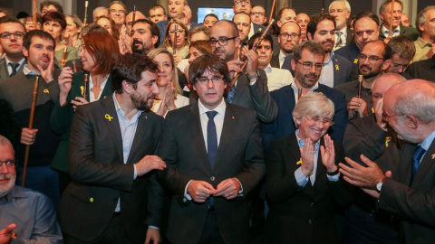 El president cesado, Carles Puigdemont, y los 200 alcaldes independentistas participan en el acto celebrado en Bruselas. - EFE