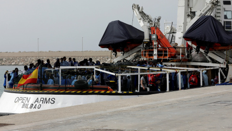 El barco de la ONG española Proactiva Open Arms, en el puerto de Sicilia.- REUTERS