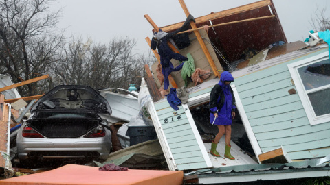 Una mujer junto a su casa destruida en Fulton (Texas). REUTERS/Rick Wilking