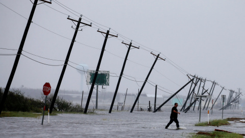 Un hombre cruza una carretera inundada por las lluvias del huracán Harvey. REUTERS/Adrees Latif