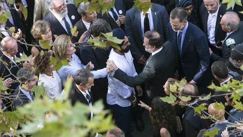 El rei i el president del govern espanyol saluden les persones que encapçalen la marxa