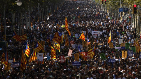 Multitud al passeig de gràcia contra la violència terrorista