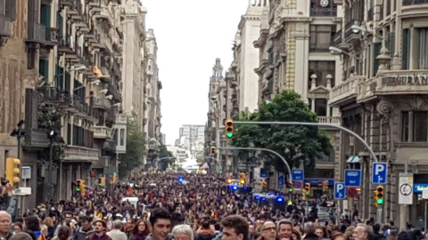 La Via Laietana de Barcelona, poc després de la concentració a Plaça de Sant Jaume per demanar la llibertat dels presos polítics, en la jornada de vaga d'aquest dimecres