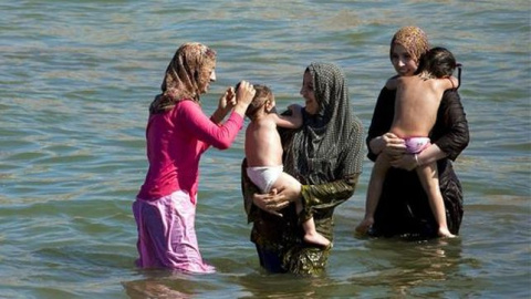 Mujeres con burkini en una playa francesa, | ARCHIVO (EFE)