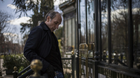 Eusebio Poncela, en el Paseo de Recoletos antes de la entrevista. REPORTAJE FOTOGRÁFICO: JAIRO VARGAS