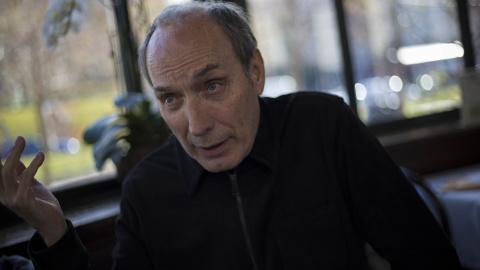 Eusebio Poncela, en la cafetería El Espejo durante la entrevista. REPORTAJE FOTOGRÁFICO: JAIRO VARGAS